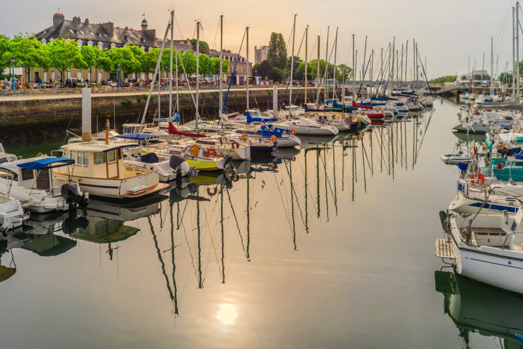 Quai des Indes avec soleil matinal à Lorient