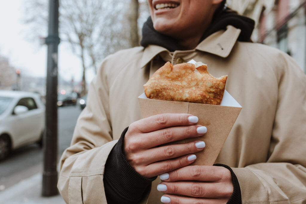 Personne mangeant une crêpe