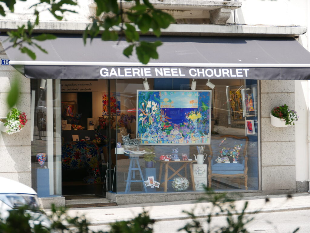 La Galerie Neel Chourlet sur la Place Julia en face du Musée