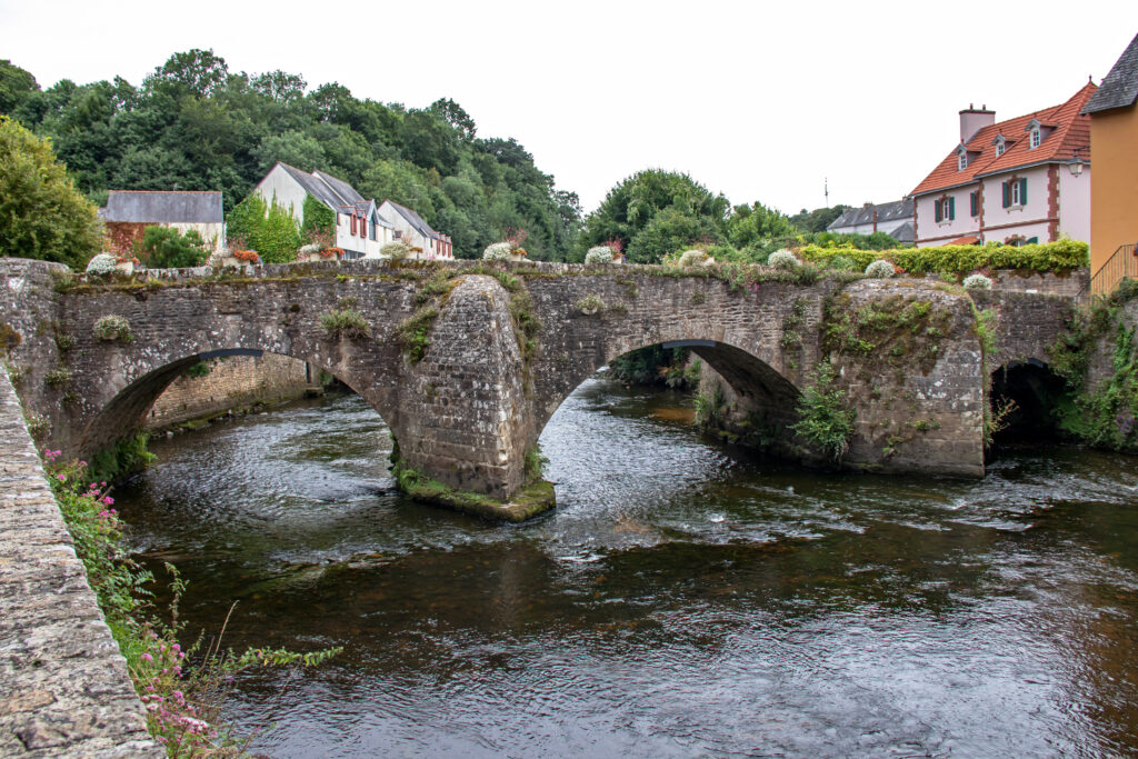 Le pont fleuri sur la rivière Ellé à Quimperlé