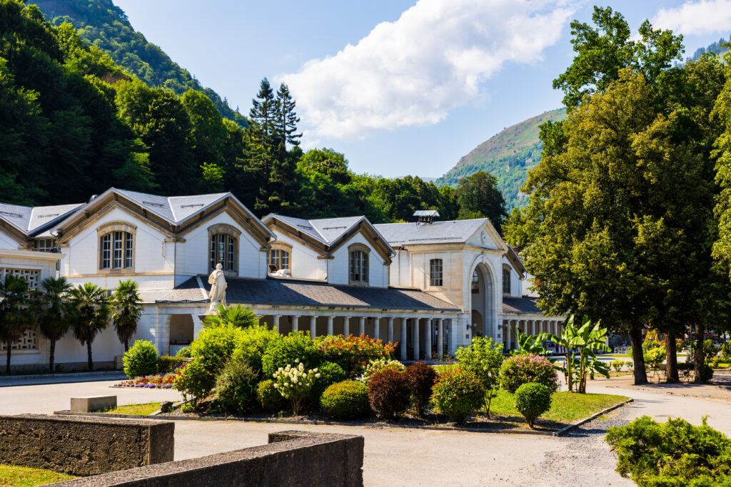 Bâtiment des Thermes Chambert, construit au milieu du XIXe siècle, face à l’esplanade des Quinconces à Bagnères-de-Luchon