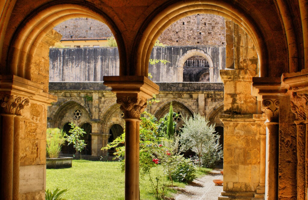 Le cloître de la cathédrale velha de Coimbra