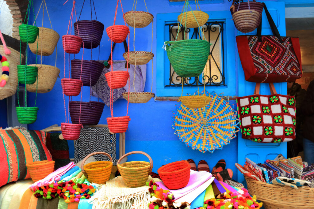 Étal de sacs colorés Chefchaouen 