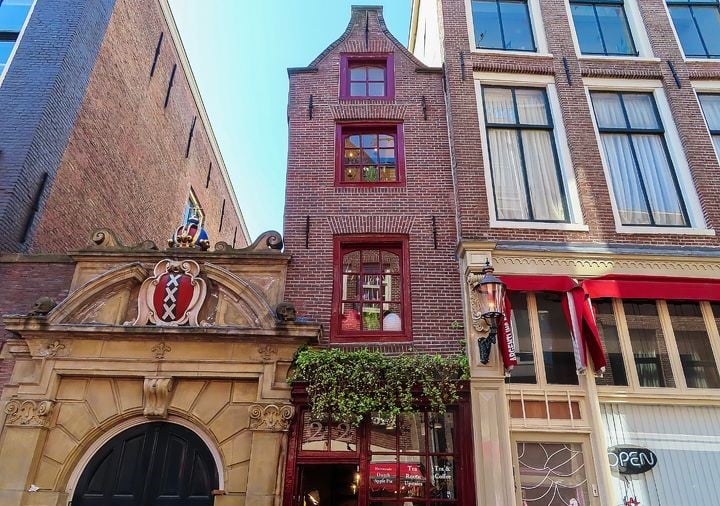 22 Oude Hoogstraat, la plus petite maison d’Amsterdam