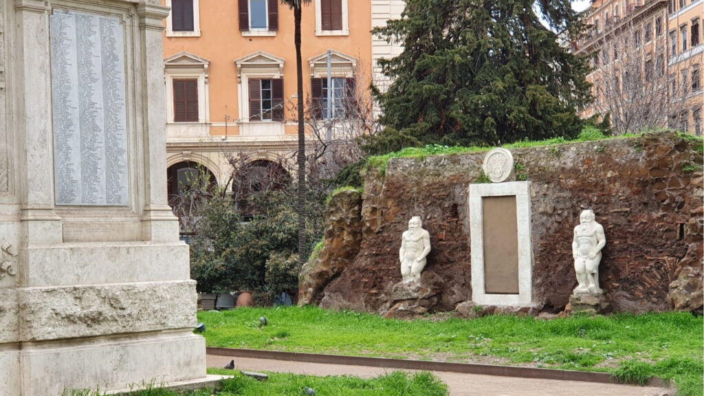 La porte magique de la Villa Palombara à Rome