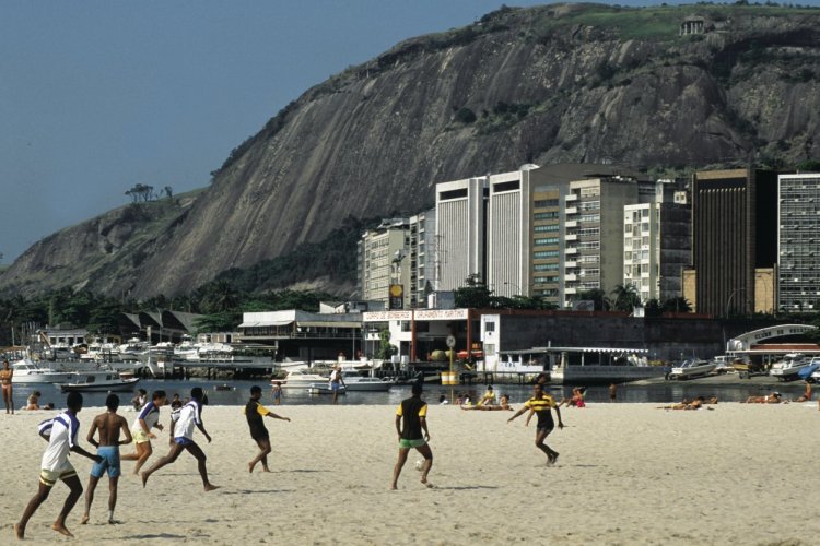 Partie de football sur la plage d'Ipanema. - © Cesario DA FONSECA - Iconotec