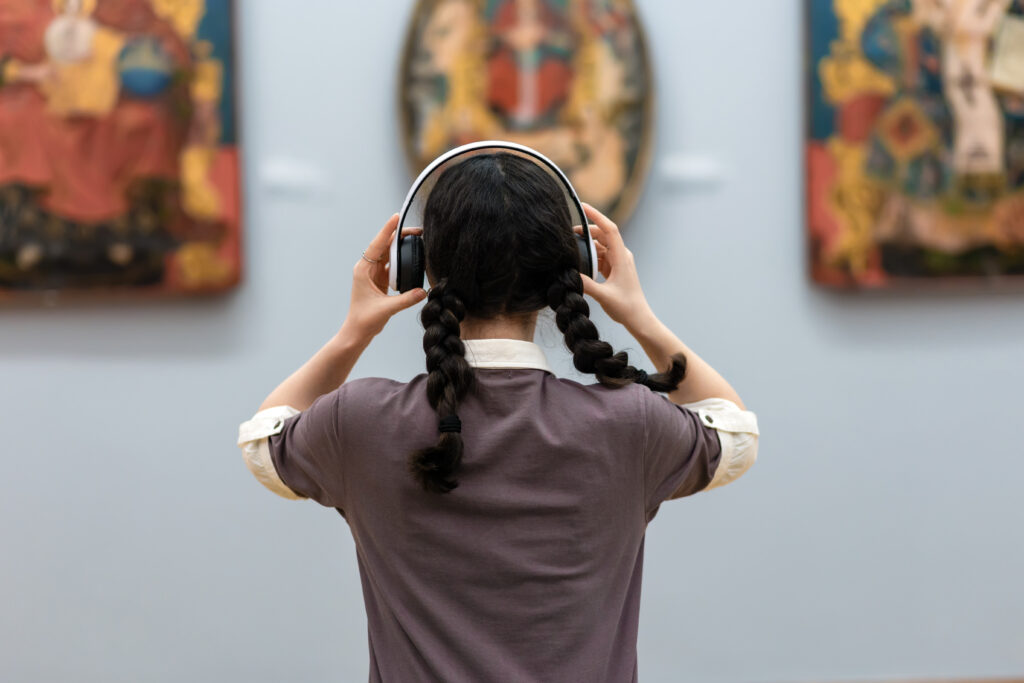Jeune femme dans un musée