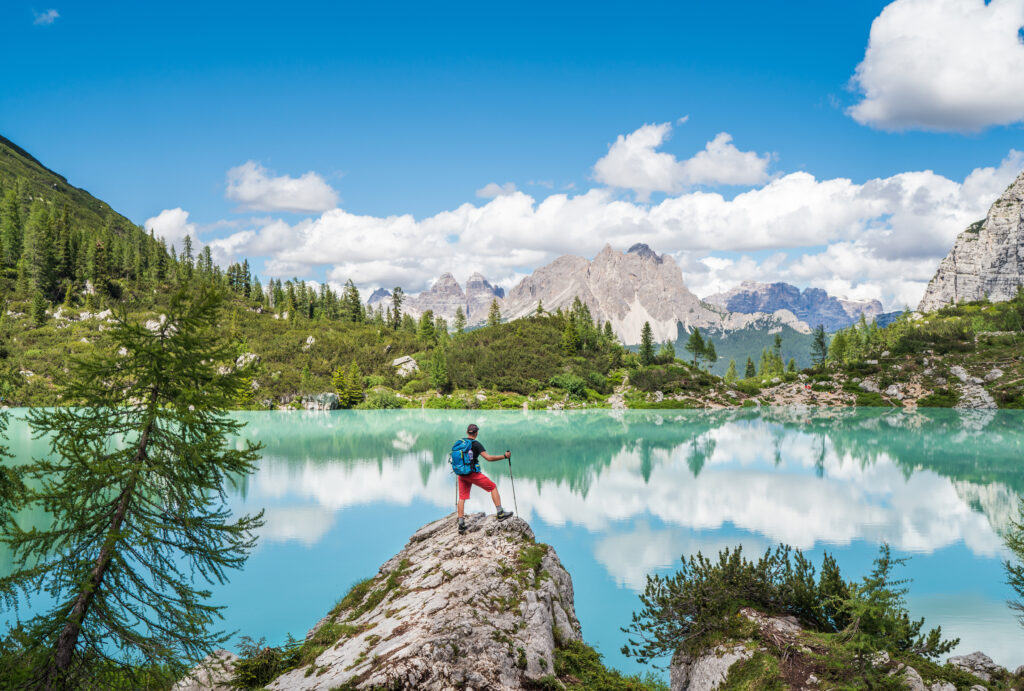 Randonneur face au Lago di Sorapiss