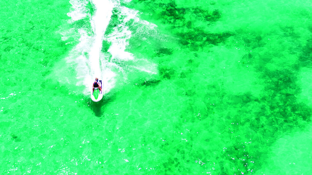 Faire du jet ski sur une eau turquoise et limpide.