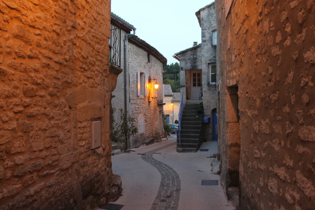 Ruelle de Saint-Restitut, un des plus beaux villages de la Drôme
