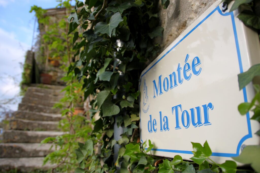 Montée de la Tour à Chamaret