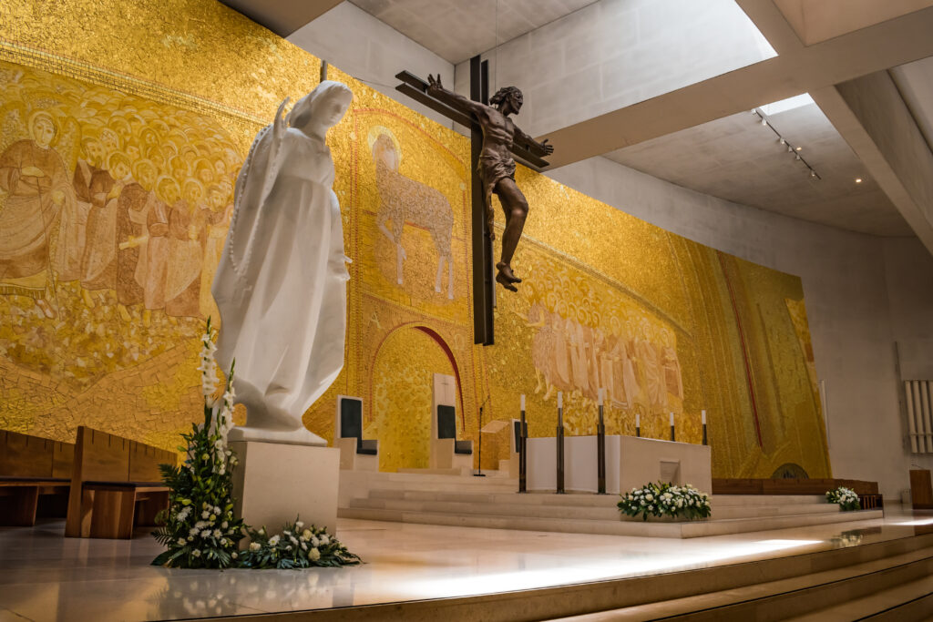 Intérieur de la Basilique de Santissima Trinidade