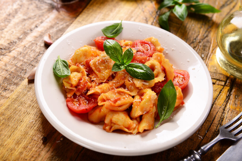 Plat de tortellini, petites pâtes farcies de viande