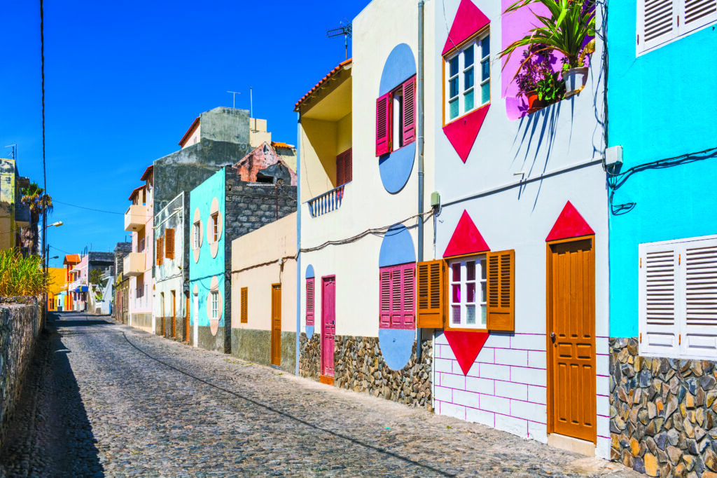 Rue colorée, Vila das Pombas, Cap-Vert.
