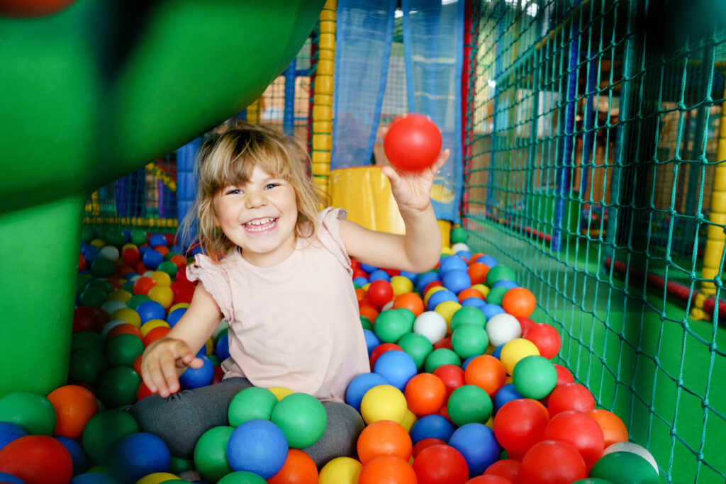 Enfant dans un parc de loisirs