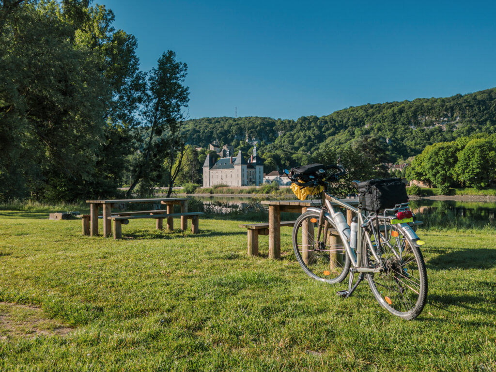 Air de repos sur la piste cyclable Via Rhôna au niveau du village de Saint Sorlin