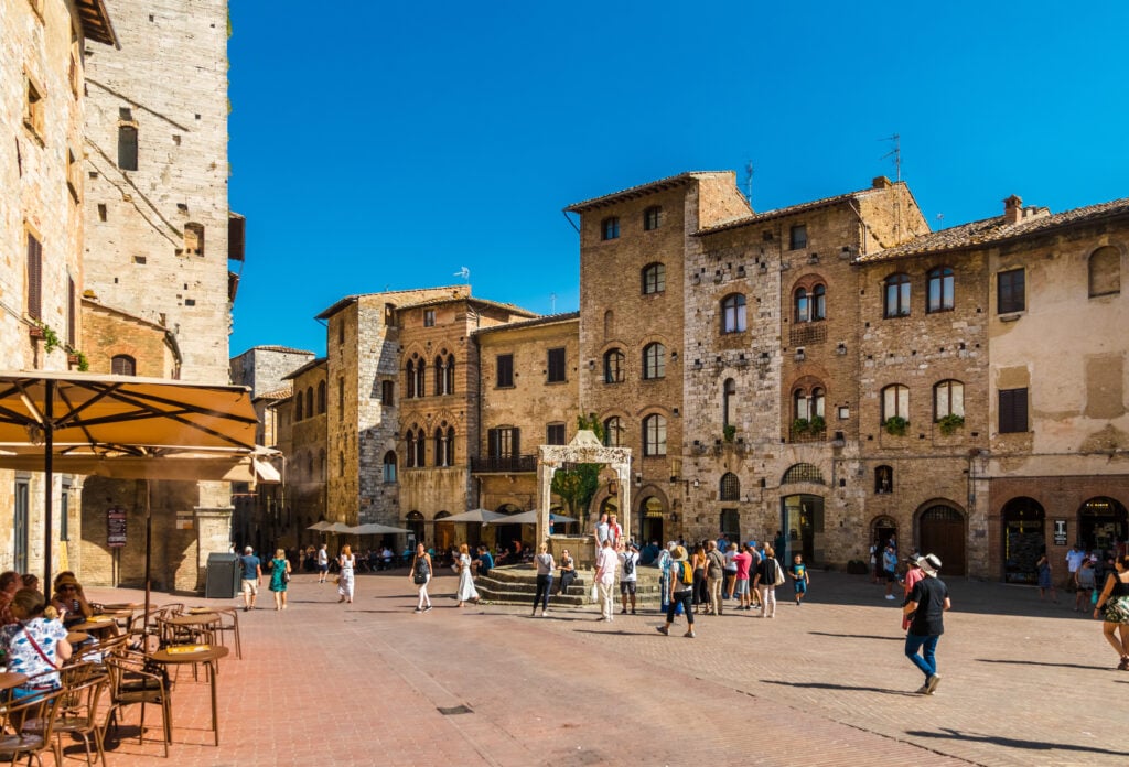 La Piazza della Cisterna, l'endroit incontournable de San Gimignano