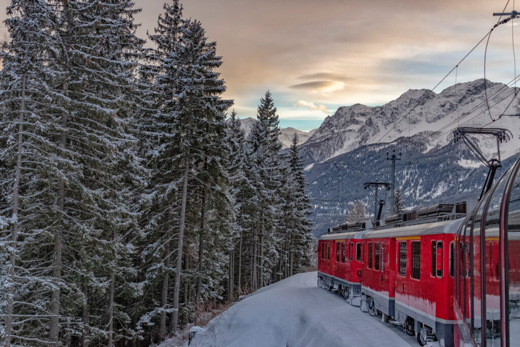 Train rouge dans les Alpes Suisses