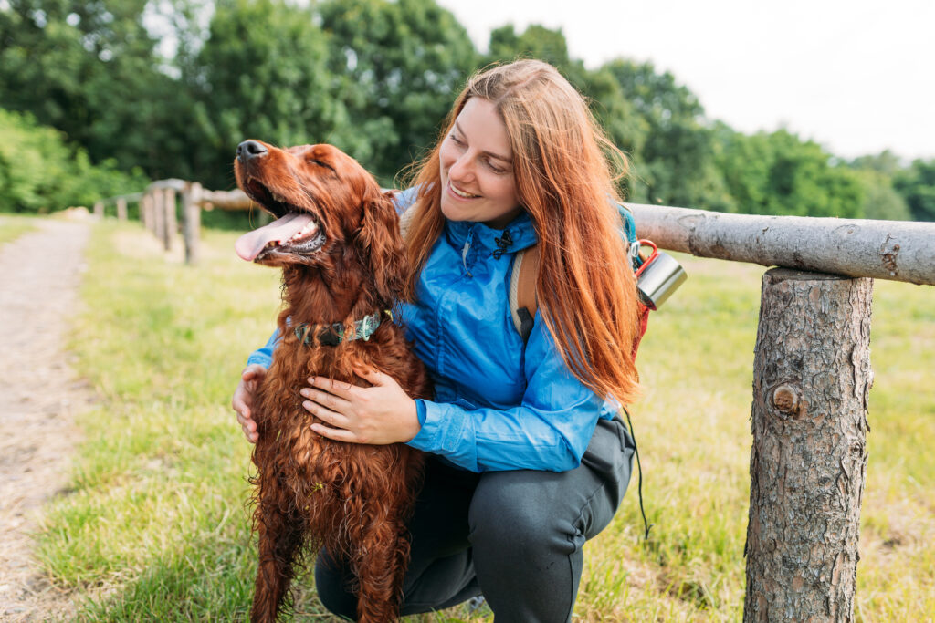 Femme et son chien en randonnée