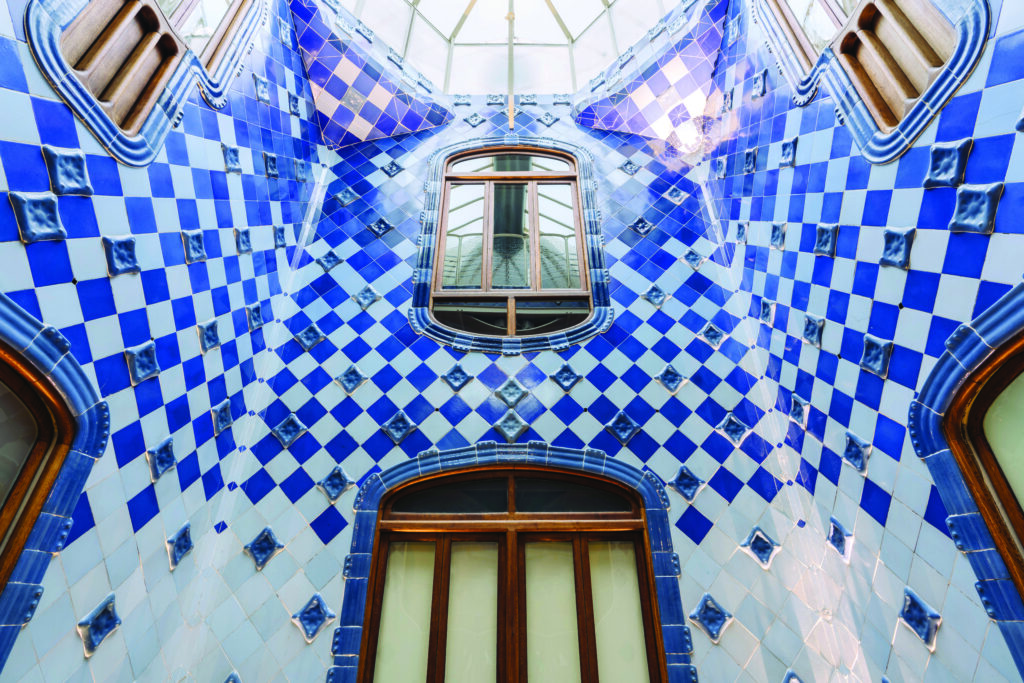 Patio des lumières conçu par Antoni Gaudí.