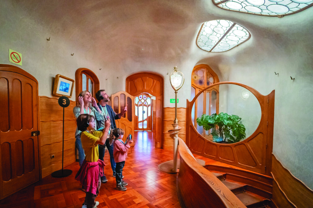 Famille avec enfants visitant la Casa Batlló.