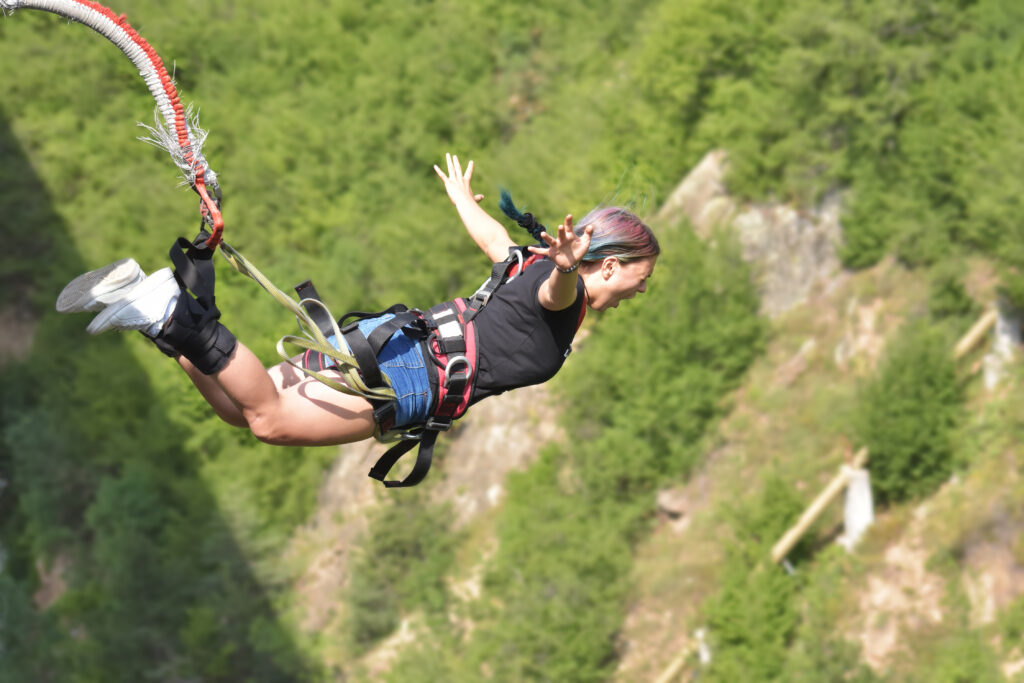 Tester le saut à l'élastique à Queenstown, une des destinations pour les sports extrêmes