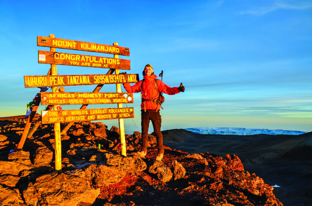 Au sommet du Kilimandjaro, une des destinations pour les sports extrêmes
