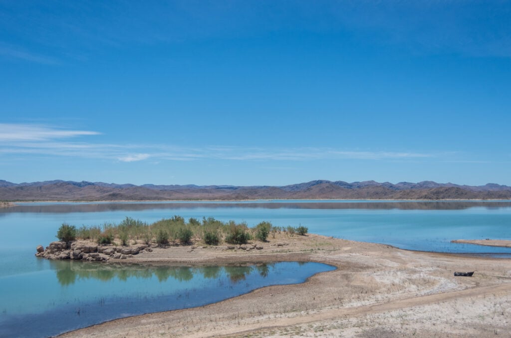 Lac formé par le barrage El Mansour Eddahbi