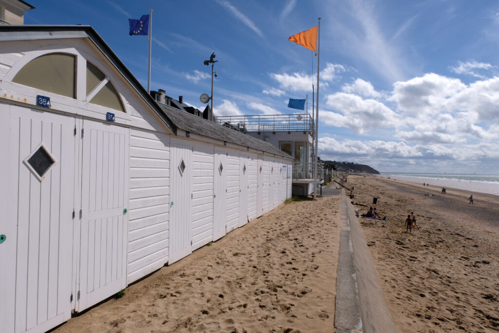 Cabines de bain de la grande plage de Jullouville en Normandie 