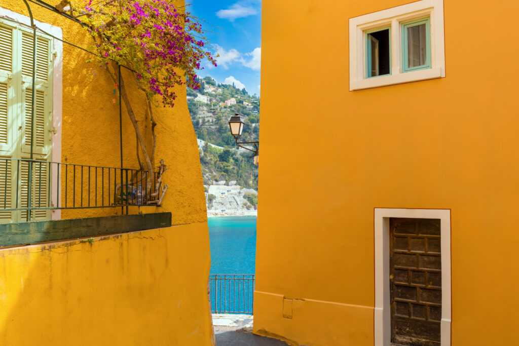 Vue mer depuis une rue de VilleFranche