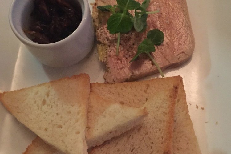 Foie gras de canard au porto et sa compote d'oignon - © Saliha HADJ-DJILANI