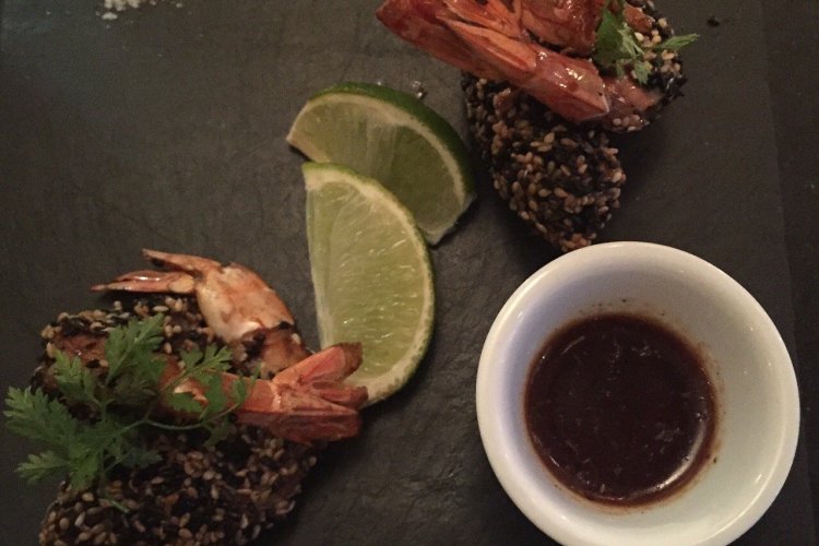 Tempura de gambas au sésame, sauce façon thaï - © Saliha HADJ-DJILANI