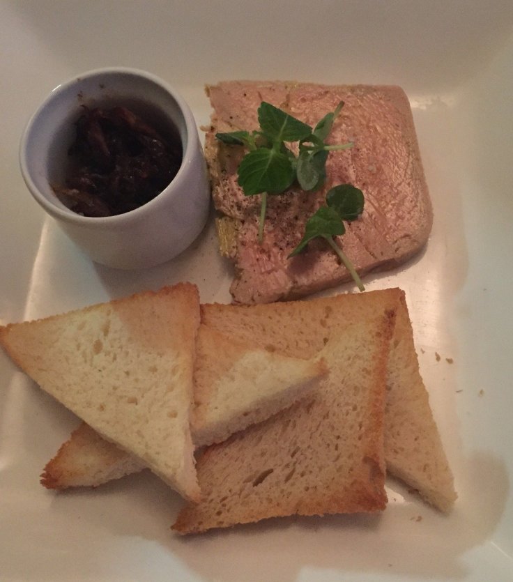 Foie gras de canard au porto et sa compote d'oignon - © Saliha HADJ-DJILANI