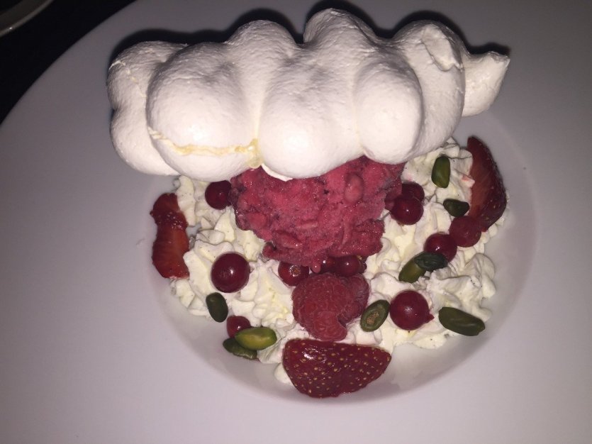 pavlova aux fruits rouges et aux pistaches fraîches - © Saliha HADJ-DJILANI