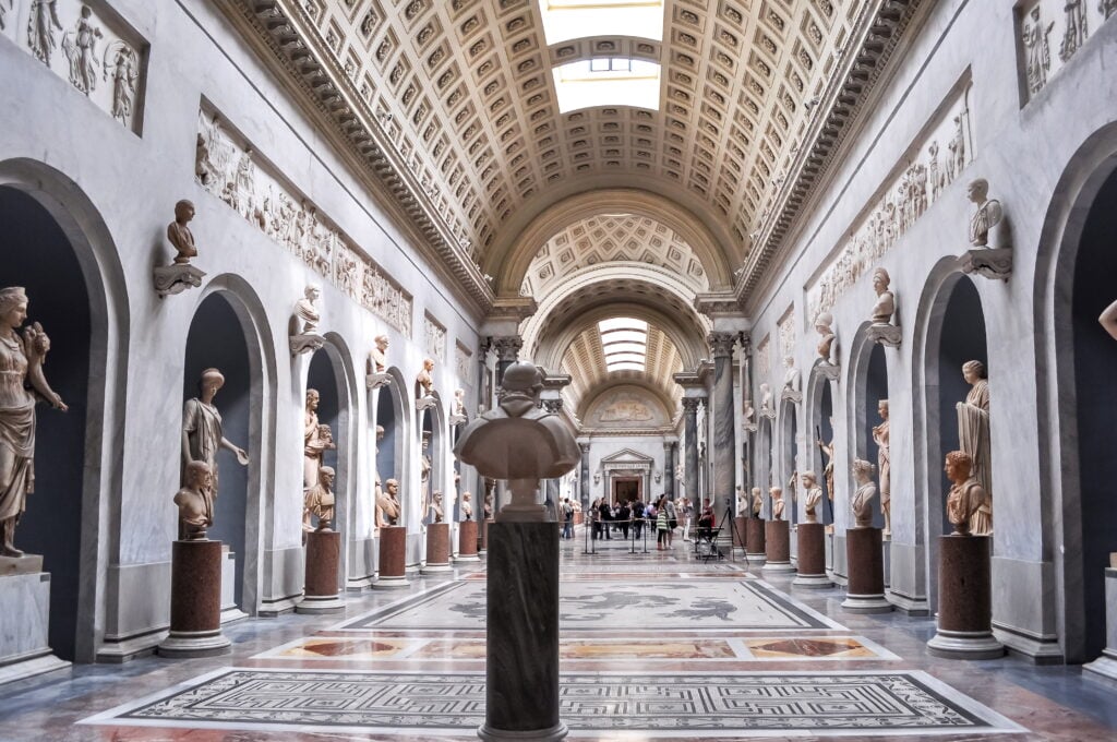 Intérieur des musées du Vatican - Rome Get Your Guide