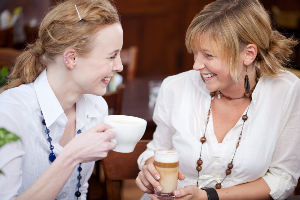 Femmes buvant un café