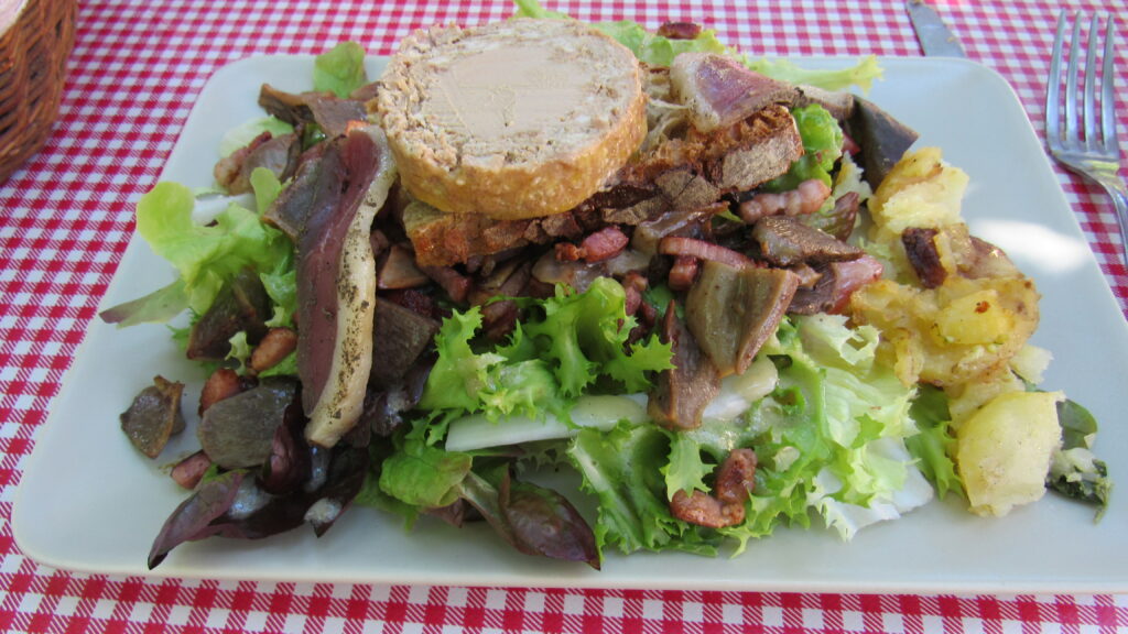 Salade périgourdine - spécialités culinaires à goûter dans le Sud-Ouest 