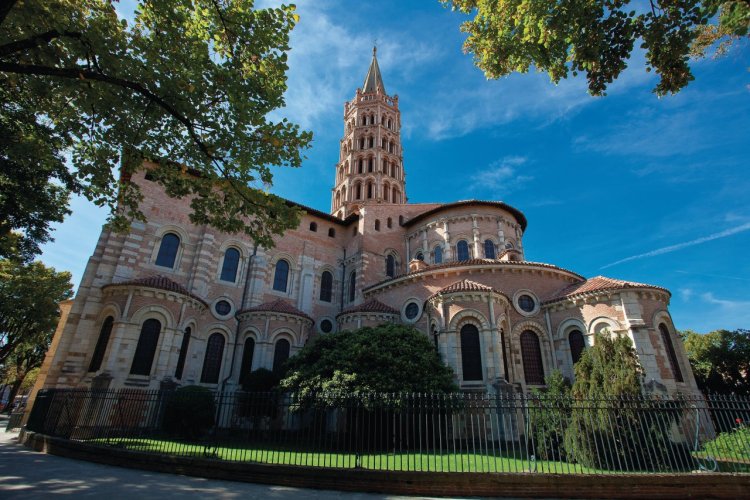 Sur la voie languedocienne des chemins de Saint-Jacques, la basilique Saint-Sernin - © Sylvain SONNET