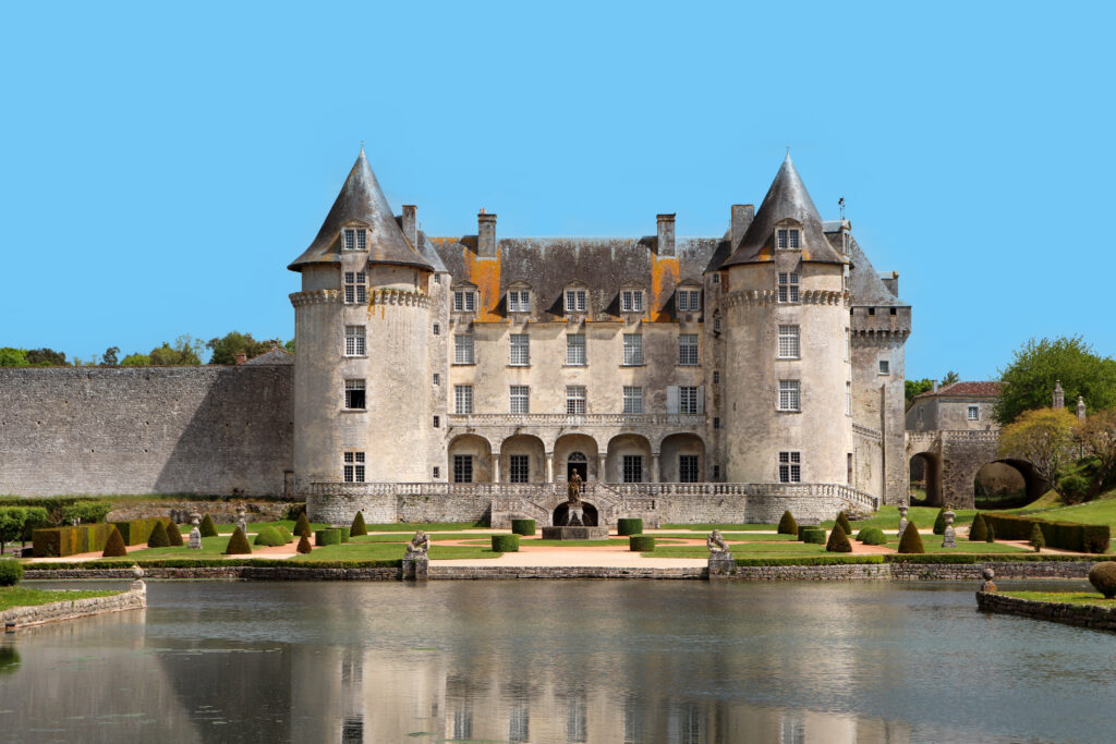 Vue sur le château de la Roche-Courbon