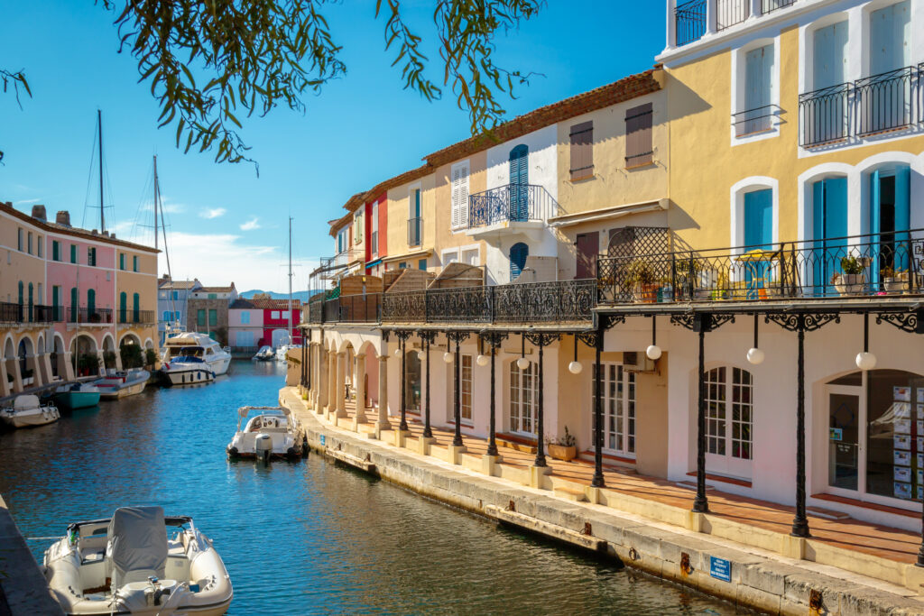 Vue sur Port Grimaud et ses canaux