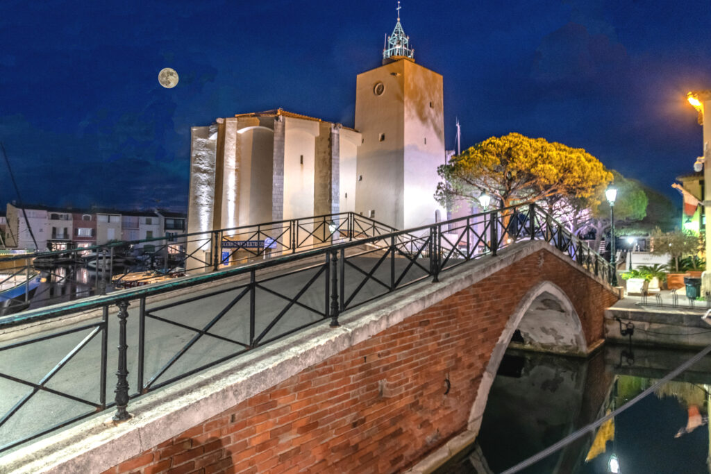 Église Saint-François d'Assise illuminée de nuit