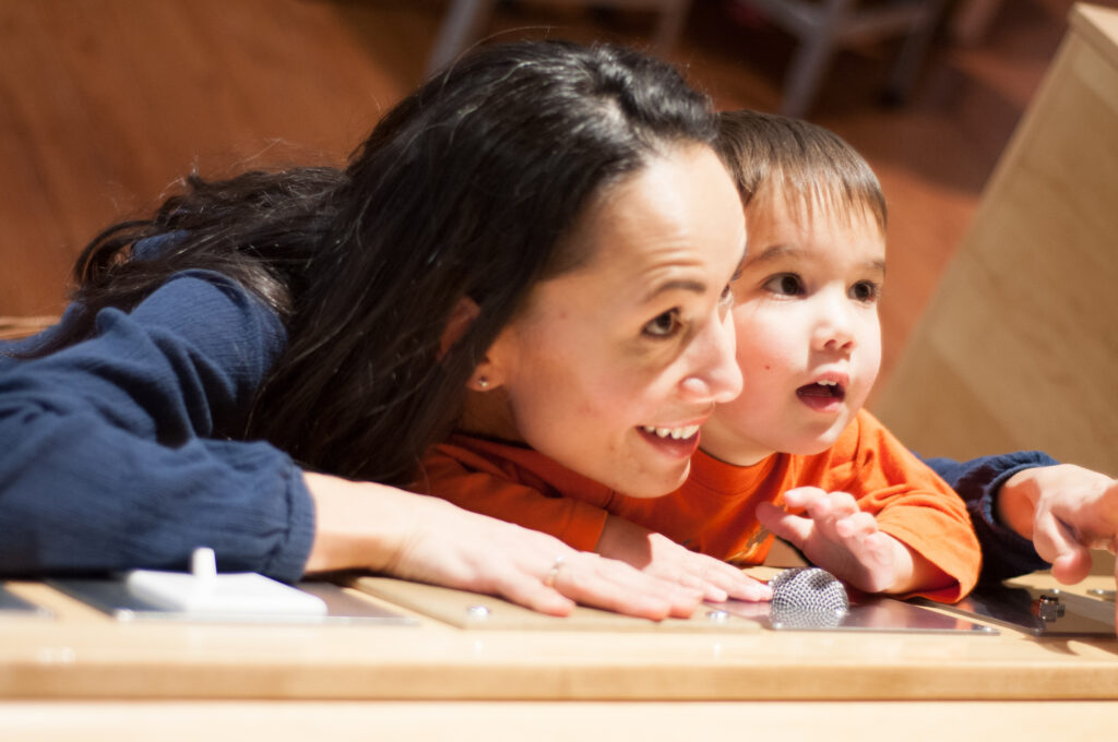 Enfant et sa maman dans un musée