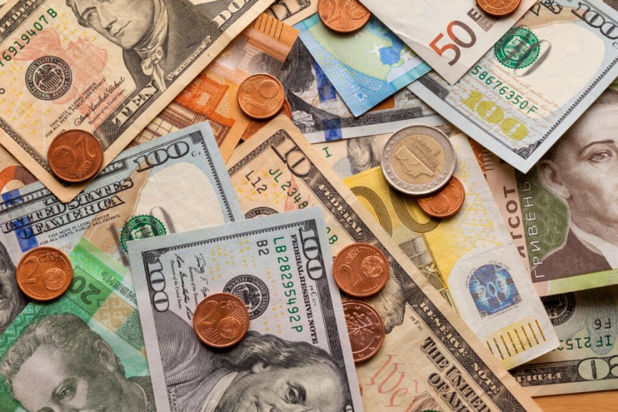 Changing money when travelling: pitfalls to avoid and money-saving tips