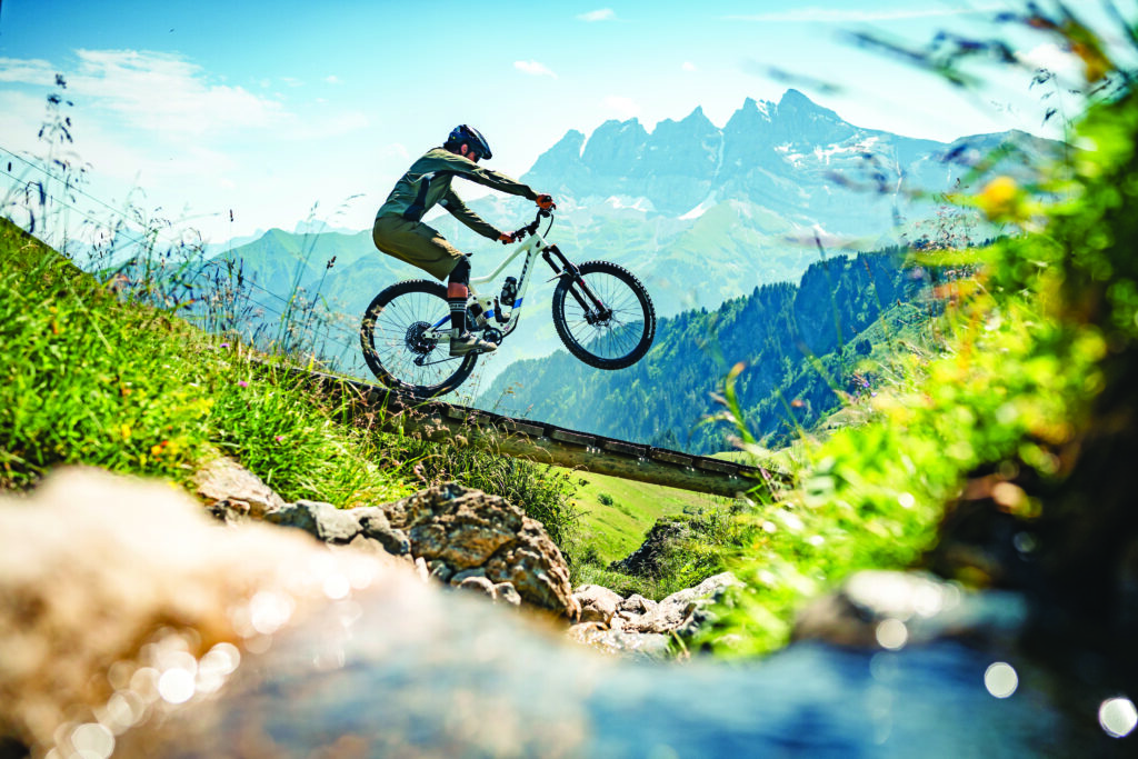VTT devant les Dents du Midi.
