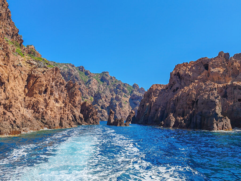 Faire une croisière en bateau dans les calanques de Piana