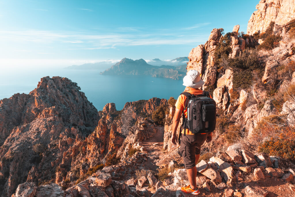 Visiter les calanques de Piana à pied en randonnée