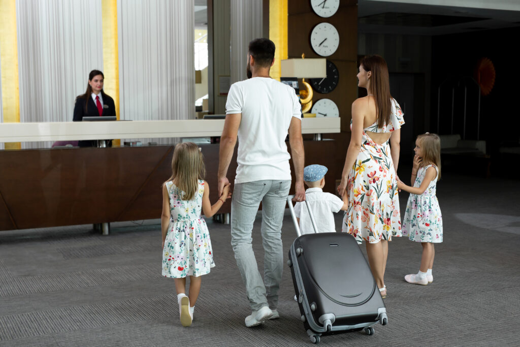 Famille arrivant dans un hôtel