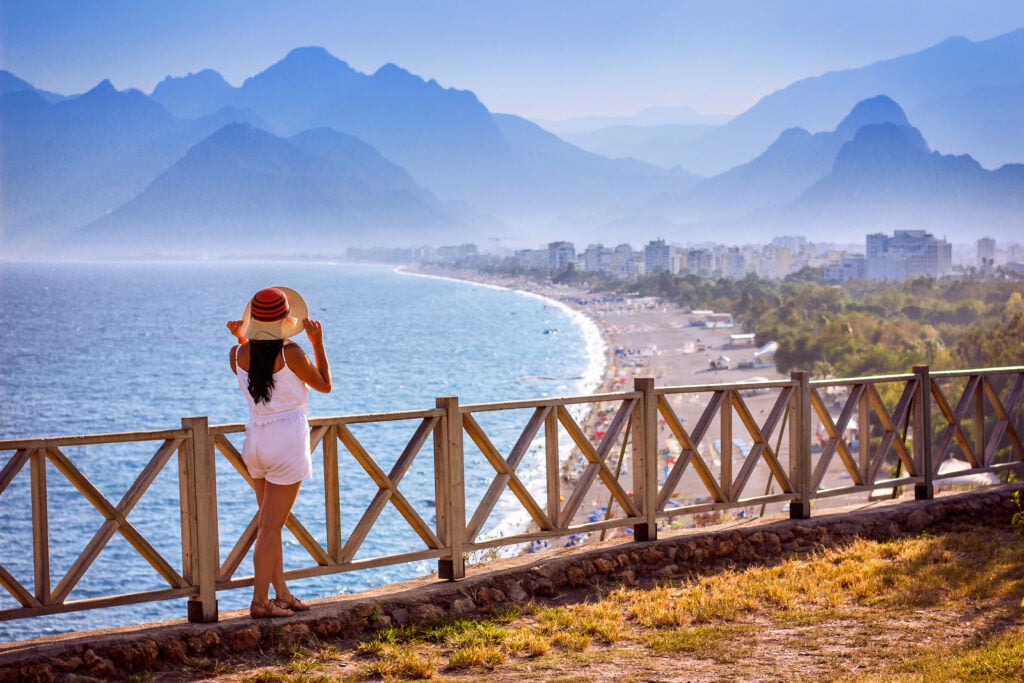 Jeune femme devant Antalya