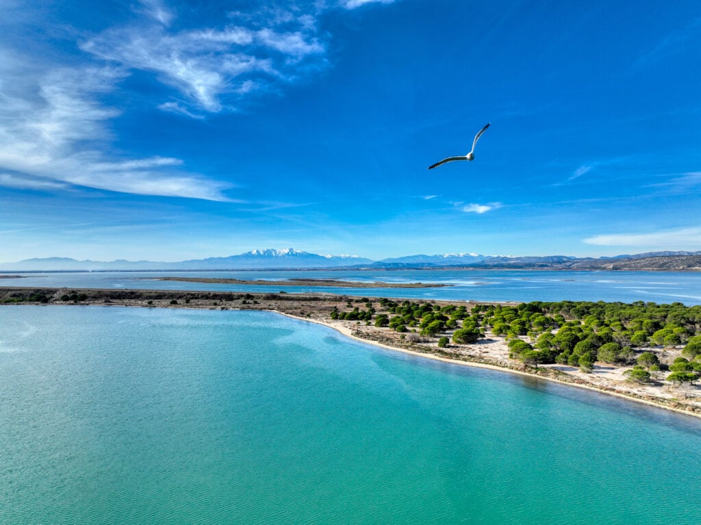 Magnifique vue sur les Pyrenées et le Canigou réalisée par drone à Port-Leucate