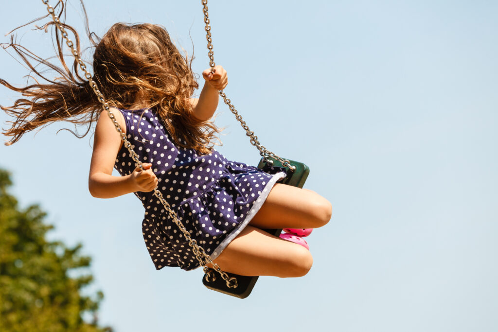 Petite fille faisant de la balançoire